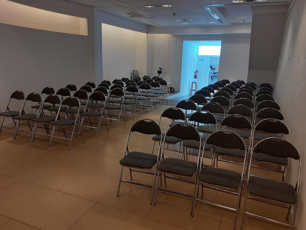 Hotel Madanis Liceo L'Hospitalet de Llobregat Dış mekan fotoğraf