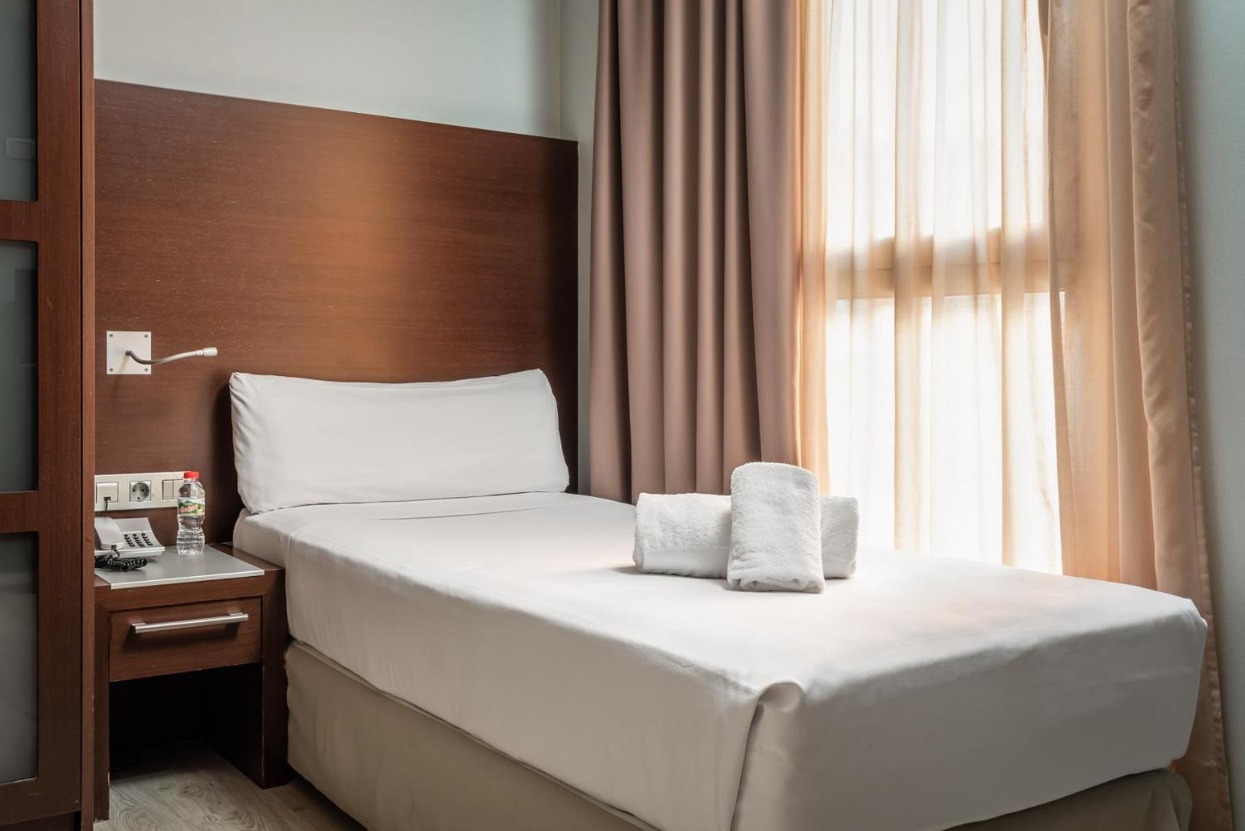 Hotel Madanis Liceo L'Hospitalet de Llobregat Dış mekan fotoğraf