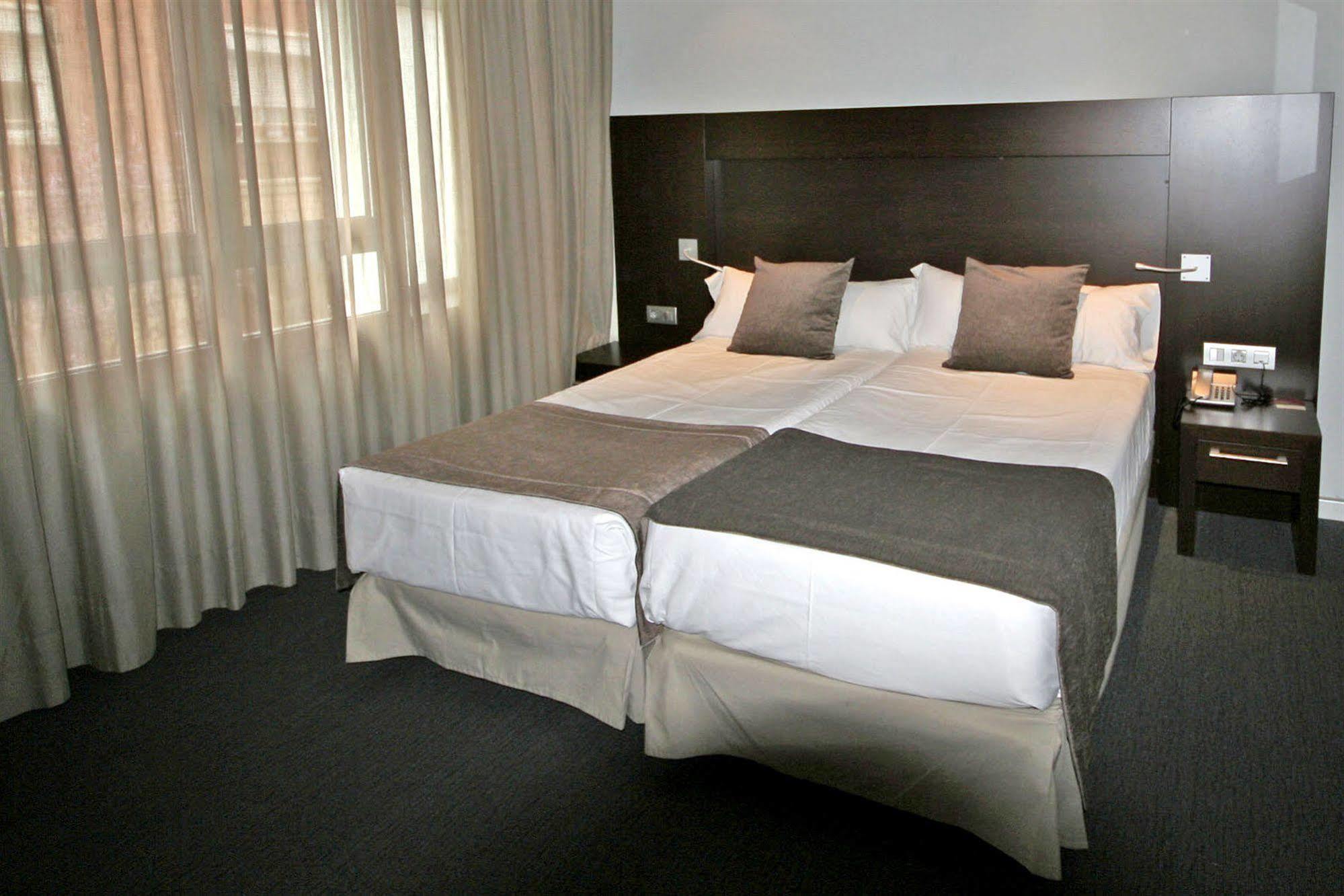 Hotel Madanis Liceo L'Hospitalet de Llobregat Dış mekan fotoğraf
